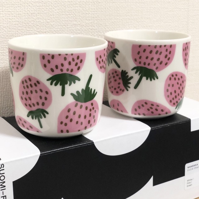 marimekko(マリメッコ)のマリメッコ 【marimekko】ラテマグ🍓マンシッカ・いちご柄・ストロベリー インテリア/住まい/日用品のキッチン/食器(グラス/カップ)の商品写真