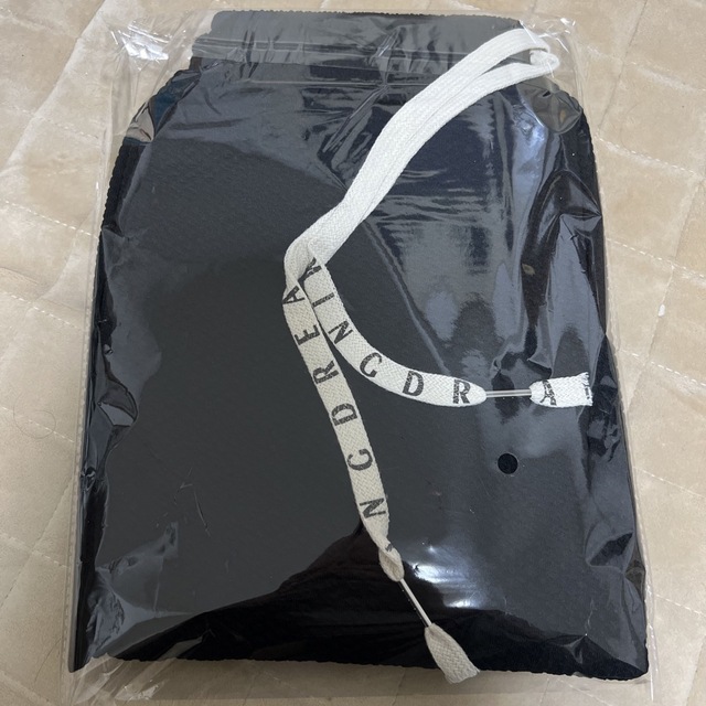 uricca(ウリッカ) ワイドパンツ　ストレートパンツ　エンボス加工　ブラック レディースのパンツ(カジュアルパンツ)の商品写真