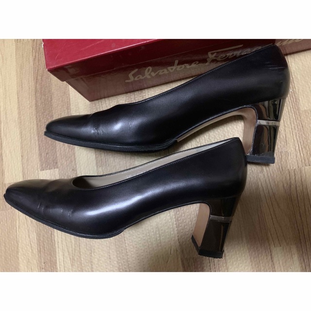 Salvatore Ferragamo(サルヴァトーレフェラガモ)のFerragamo パンプス 黒23.5cm ヒール7cm レディースの靴/シューズ(ハイヒール/パンプス)の商品写真