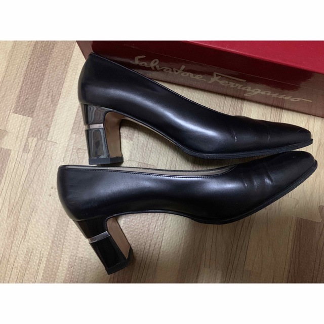 Salvatore Ferragamo(サルヴァトーレフェラガモ)のFerragamo パンプス 黒23.5cm ヒール7cm レディースの靴/シューズ(ハイヒール/パンプス)の商品写真