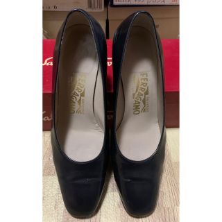 サルヴァトーレフェラガモ(Salvatore Ferragamo)のFerragamo パンプス 黒23.5cm ヒール7cm(ハイヒール/パンプス)