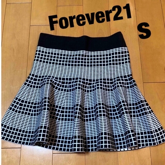 FOREVER 21(フォーエバートゥエンティーワン)のForever21/フォーエバー21 フレアーミニスカート　四角模様　Sサイズ レディースのスカート(ミニスカート)の商品写真