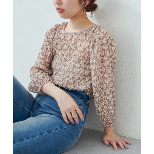 natural couture(ナチュラルクチュール)のnatural couture 袖タック花柄プリーツブラウス レディースのトップス(シャツ/ブラウス(長袖/七分))の商品写真