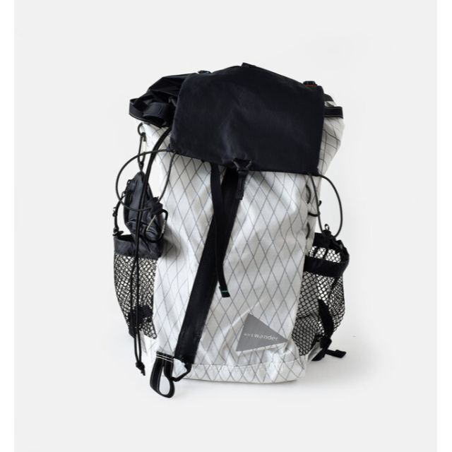 and wander(アンドワンダー)の新品 and wander X-Pac 30L backpack オフホワイト レディースのバッグ(リュック/バックパック)の商品写真
