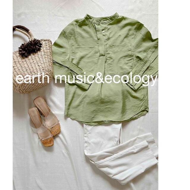 earth music & ecology(アースミュージックアンドエコロジー)の春カラー グリーン 長袖ブラウス カジュアルボタン レディースのトップス(シャツ/ブラウス(長袖/七分))の商品写真