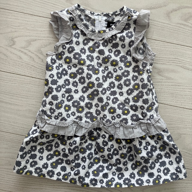 BeBe(ベベ)のべべBebe花柄ワンピース美品90サイズ キッズ/ベビー/マタニティのキッズ服女の子用(90cm~)(ワンピース)の商品写真