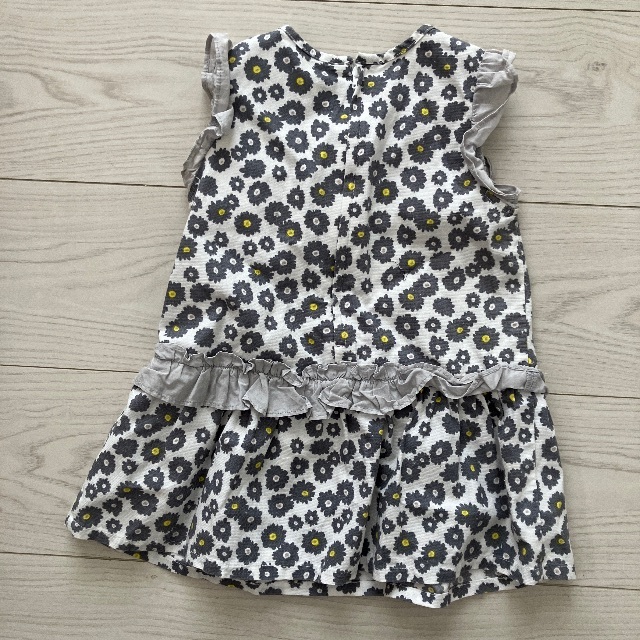 BeBe(ベベ)のべべBebe花柄ワンピース美品90サイズ キッズ/ベビー/マタニティのキッズ服女の子用(90cm~)(ワンピース)の商品写真