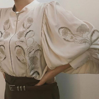 アメリヴィンテージ(Ameri VINTAGE)のAmerivintage LADY embroidery puff blouse(シャツ/ブラウス(長袖/七分))