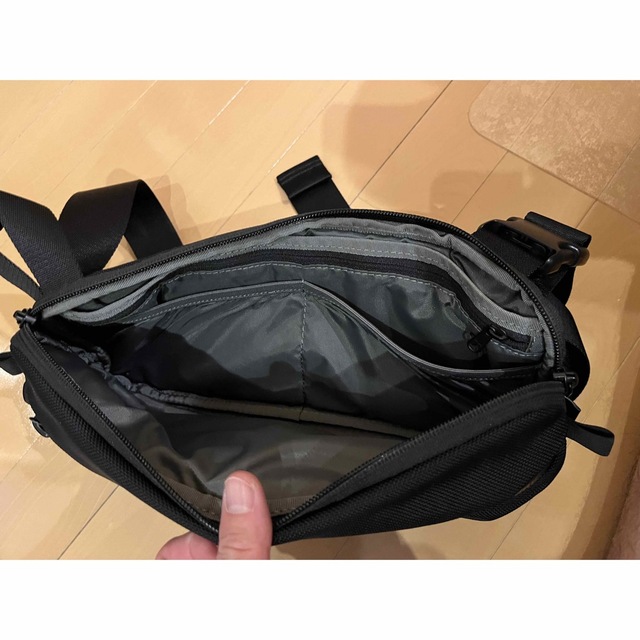 AER(エアー)のAER ボディーバッグ ショルダー DAY SLING 2 BLACK  メンズのバッグ(ボディーバッグ)の商品写真