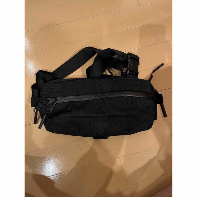 AER(エアー)のAER ボディーバッグ ショルダー DAY SLING 2 BLACK  メンズのバッグ(ボディーバッグ)の商品写真