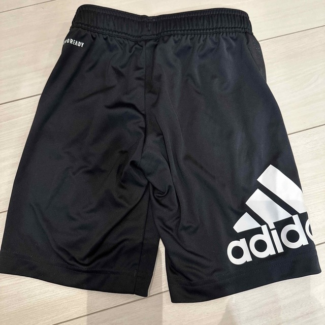 adidas(アディダス)のadidas パンツ 110 キッズ/ベビー/マタニティのキッズ服男の子用(90cm~)(パンツ/スパッツ)の商品写真