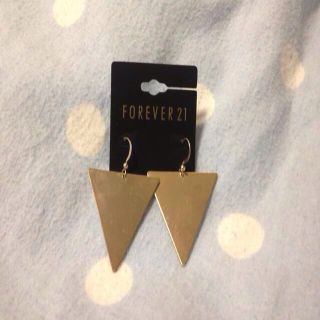 フォーエバートゥエンティーワン(FOREVER 21)の逆三角形ゴールドピアス✴︎(ピアス)