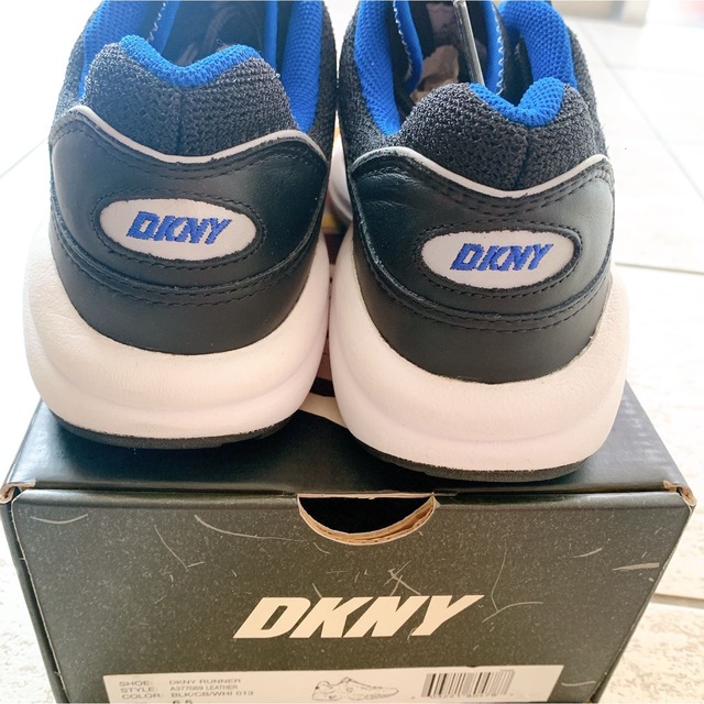 【新品未使用品】DKNY スニーカー　シューズ　靴　カッコいいおしゃれ　レア品
