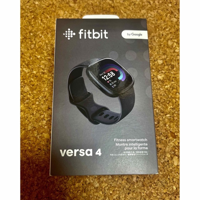 Google(グーグル)の【新品・未使用・未開封】Fitbit Versa 4 スマホ/家電/カメラのスマホ/家電/カメラ その他(その他)の商品写真