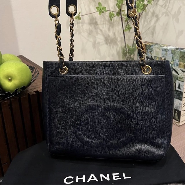 CHANEL(シャネル)の【即配送】CHANEL キャビアスキン　背面でかココ　ネイビー　シール有　G金具 レディースのバッグ(ショルダーバッグ)の商品写真