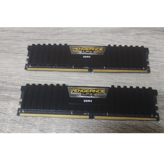 DDR4メモリ　CORSAIR CMK16GX4M2A2666C16
