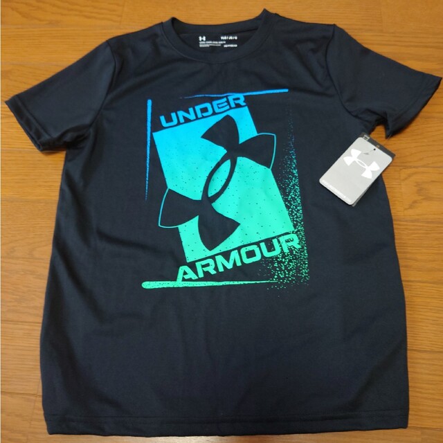 UNDER ARMOUR(アンダーアーマー)のUNDER ARMOUR新品150cm キッズ/ベビー/マタニティのキッズ服男の子用(90cm~)(Tシャツ/カットソー)の商品写真