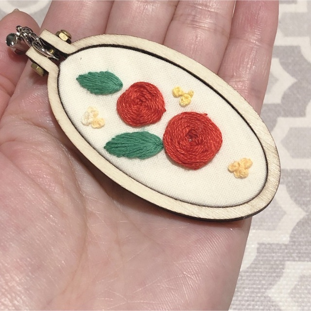 平野紫耀 誕生花 ラナンキュラス 深紅 刺繍 ストラップ バラ ハンドメイドのファッション小物(バッグチャーム)の商品写真