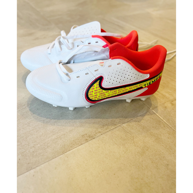 NIKE(ナイキ)のNIKE　ティエンポレジェンド9アカデミー　22cm スポーツ/アウトドアのサッカー/フットサル(シューズ)の商品写真