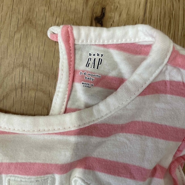 babyGAP(ベビーギャップ)のボーダーロンパース キッズ/ベビー/マタニティのベビー服(~85cm)(ロンパース)の商品写真