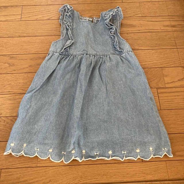 しまむら(シマムラ)の【バースデー】デニムワンピース　ノースリーブ　100 キッズ/ベビー/マタニティのキッズ服女の子用(90cm~)(ワンピース)の商品写真