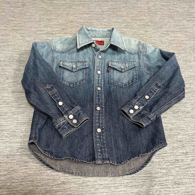 Levi's(リーバイス)のリーバイスデニムシャツ110 キッズ/ベビー/マタニティのキッズ服男の子用(90cm~)(Tシャツ/カットソー)の商品写真