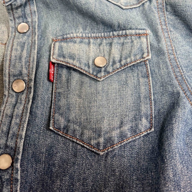 Levi's(リーバイス)のリーバイスデニムシャツ110 キッズ/ベビー/マタニティのキッズ服男の子用(90cm~)(Tシャツ/カットソー)の商品写真