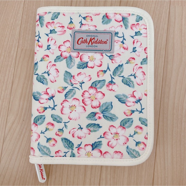 Cath Kidston(キャスキッドソン)のかわいい♥︎1点限り　早い者勝ち！キャスキッドソン　母子手帳ケース　通帳ケース キッズ/ベビー/マタニティのマタニティ(母子手帳ケース)の商品写真