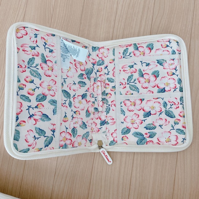 Cath Kidston(キャスキッドソン)のかわいい♥︎1点限り　早い者勝ち！キャスキッドソン　母子手帳ケース　通帳ケース キッズ/ベビー/マタニティのマタニティ(母子手帳ケース)の商品写真