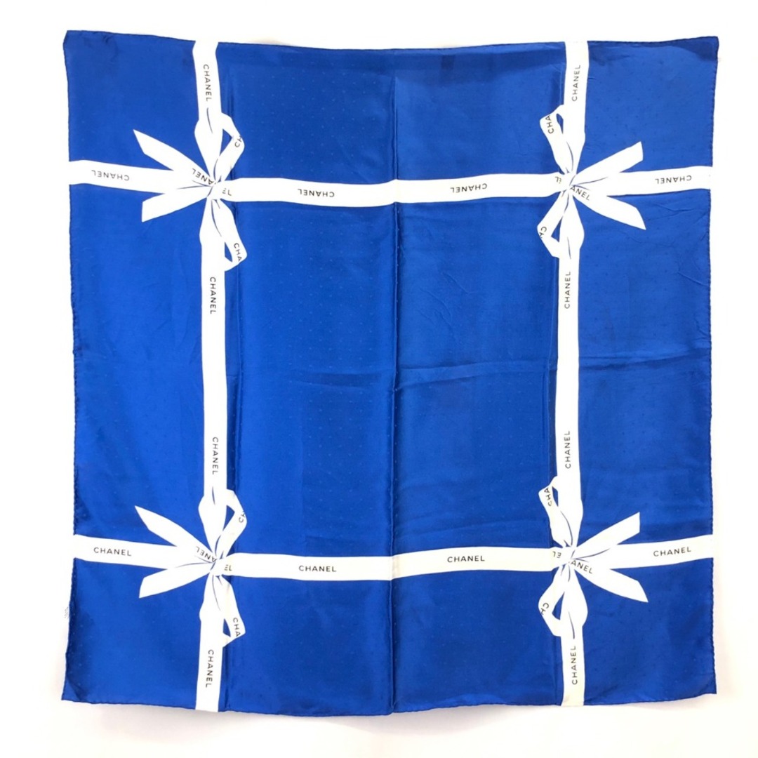 CHANEL(シャネル)の[USED/中古]CHANEL シャネル スカーフ シャネル 透かし柄 リボン ロゴ ブルー ホワイト シルク 中古 ai-tdc-001738-4e レディースのファッション小物(バンダナ/スカーフ)の商品写真