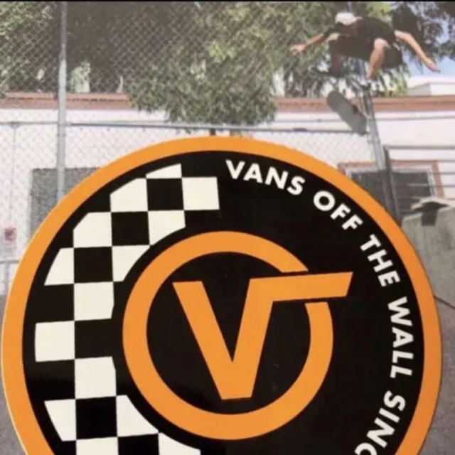 VANS VAULT(バンズボルト)のVANSバンズUS限定newskoolチェッカーサークルステッカー スポーツ/アウトドアのスポーツ/アウトドア その他(スケートボード)の商品写真