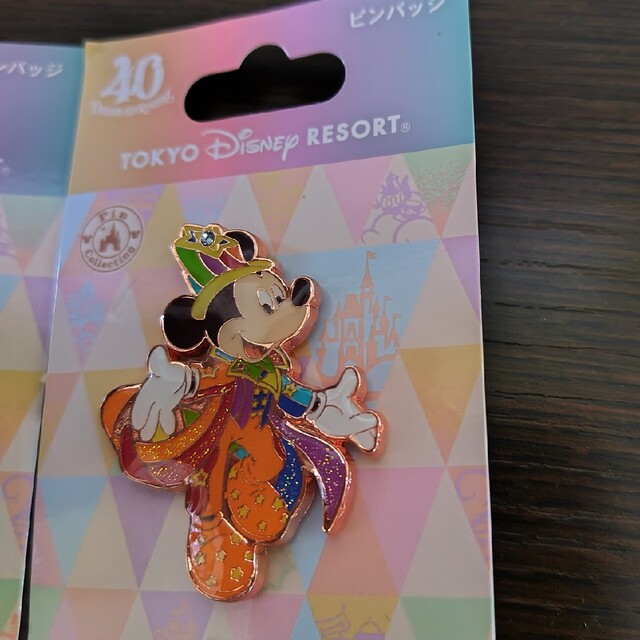 Disney(ディズニー)のディズニー　40周年　ピンバッジ　2つセット　新品 エンタメ/ホビーのおもちゃ/ぬいぐるみ(キャラクターグッズ)の商品写真