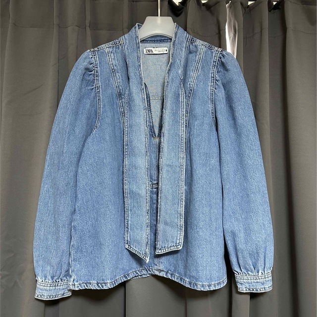 ZARA(ザラ)のZARA デニムリボンシャツ レディースのトップス(シャツ/ブラウス(長袖/七分))の商品写真