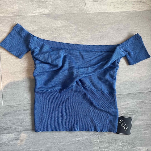 ZAFUL クロップド丈　青　トップス　オフショルダー　オフショル　 レディースのトップス(カットソー(半袖/袖なし))の商品写真