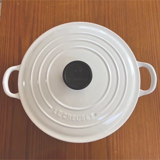 LE CREUSET(ルクルーゼ)のルクルーゼ（ル・クルーゼ）ココットロンド24cm ホワイト LE CREUSET インテリア/住まい/日用品のキッチン/食器(鍋/フライパン)の商品写真