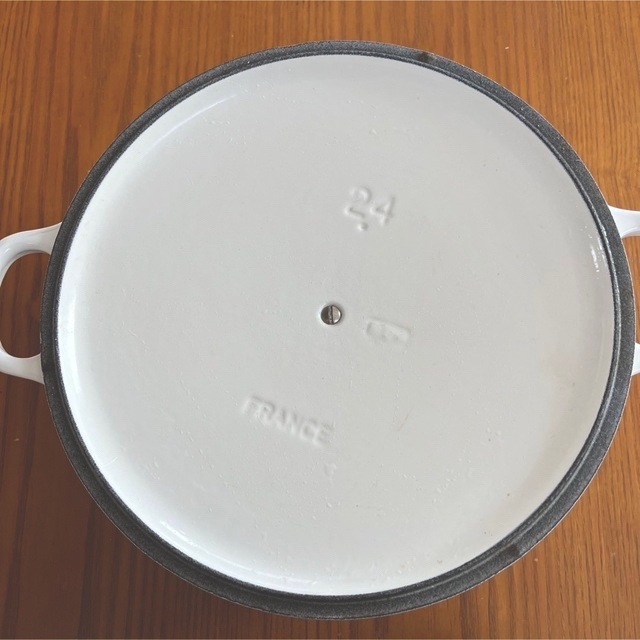 LE CREUSET(ルクルーゼ)のルクルーゼ（ル・クルーゼ）ココットロンド24cm ホワイト LE CREUSET インテリア/住まい/日用品のキッチン/食器(鍋/フライパン)の商品写真
