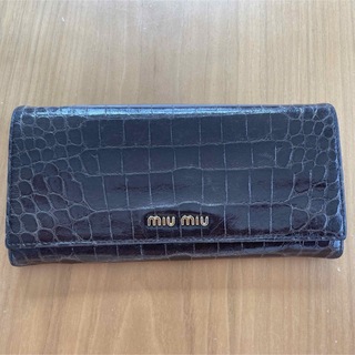 ミュウミュウ(miumiu)のミュウミュウmiumiu  長財布　フラップ型押し　ブラウン(財布)