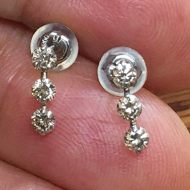 0.5ct ダイヤモンドスリーストン ピアス 輝き抜群 トリロジータイプ
