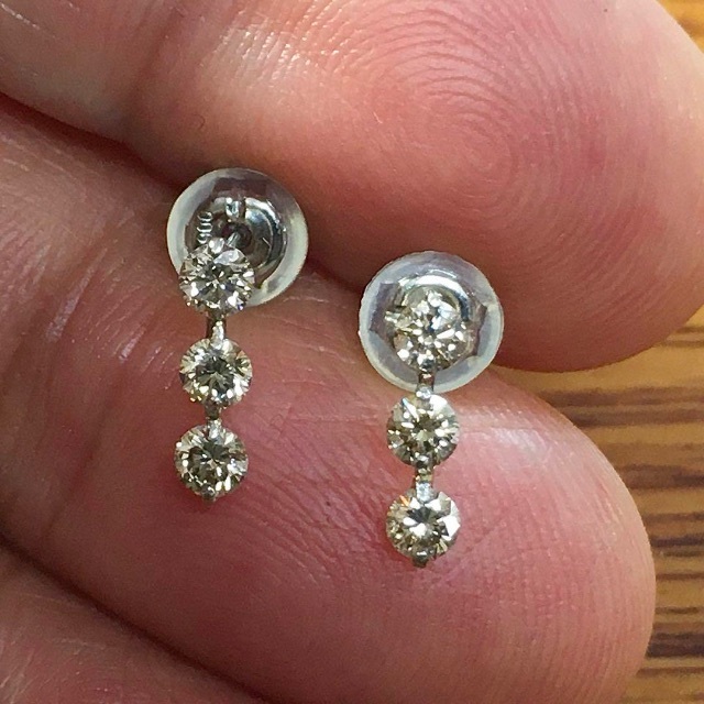 0.5ct ダイヤモンドスリーストン ピアス 輝き抜群 トリロジータイプ