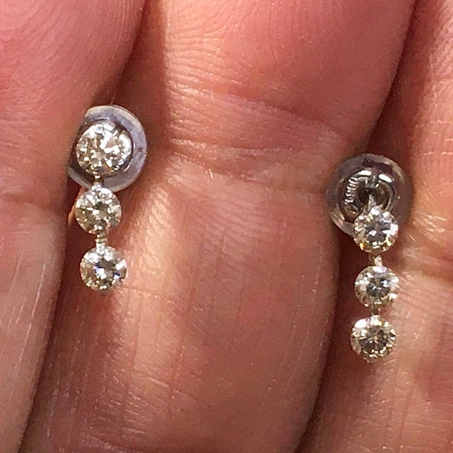 0.5ct ダイヤモンドスリーストン ピアス 輝き抜群 トリロジータイプ