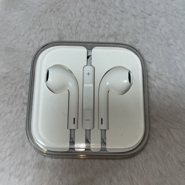Apple(アップル)のApple イヤホン スマホ/家電/カメラのオーディオ機器(ヘッドフォン/イヤフォン)の商品写真