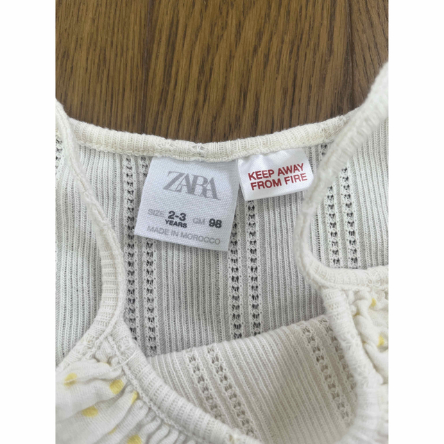 ZARA KIDS(ザラキッズ)の【ZARA】【ザラ】フリル付きタンクトップ　98 キッズ/ベビー/マタニティのキッズ服女の子用(90cm~)(その他)の商品写真