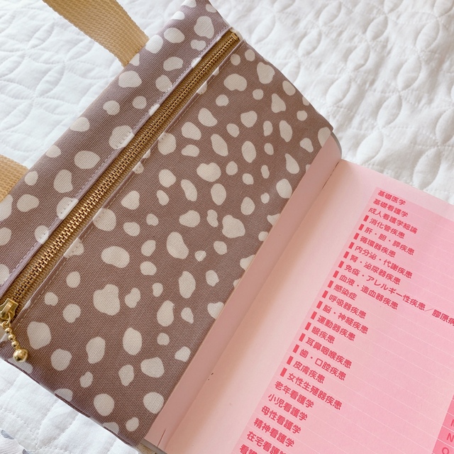 レビューブックカバー　くすみピンク　ダルメシアン ハンドメイドの文具/ステーショナリー(ブックカバー)の商品写真