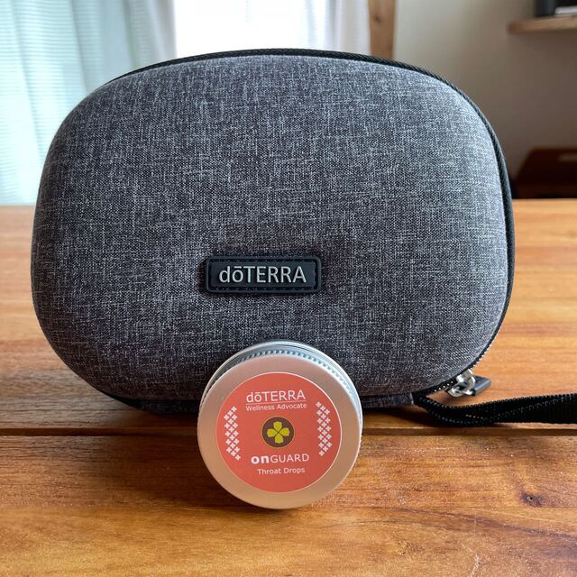 doTERRA(ドテラ)の↓【doTERRA】パイロットディフューザー付属ポーチ&キャンディー缶 コスメ/美容のリラクゼーション(アロマグッズ)の商品写真