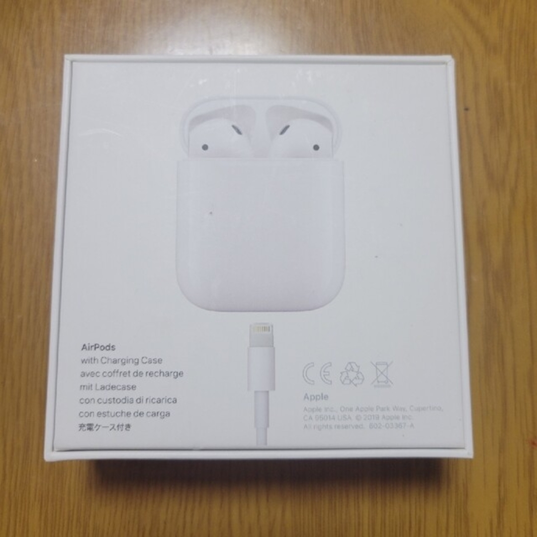 Apple  AirPods with Charging Case MV7N2J スマホ/家電/カメラのオーディオ機器(ヘッドフォン/イヤフォン)の商品写真