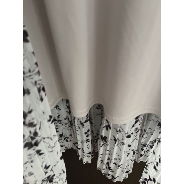 SNIDEL(スナイデル)の今季　春夏　スナイデル　SNIDEL 花柄ワンピース　グレー　新品　2023 レディースのワンピース(ロングワンピース/マキシワンピース)の商品写真