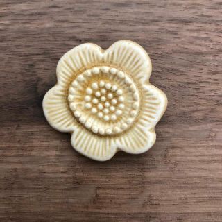 バーズワーズ　ブローチ　FLOWER TILE BROOCH イエロー(ブローチ/コサージュ)