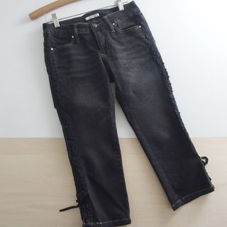 アクシーズファム(axes femme)の春夏　●アクシーズファム●　レース使いクロップドデニムパンツ　M♪ローライズ　黒(クロップドパンツ)