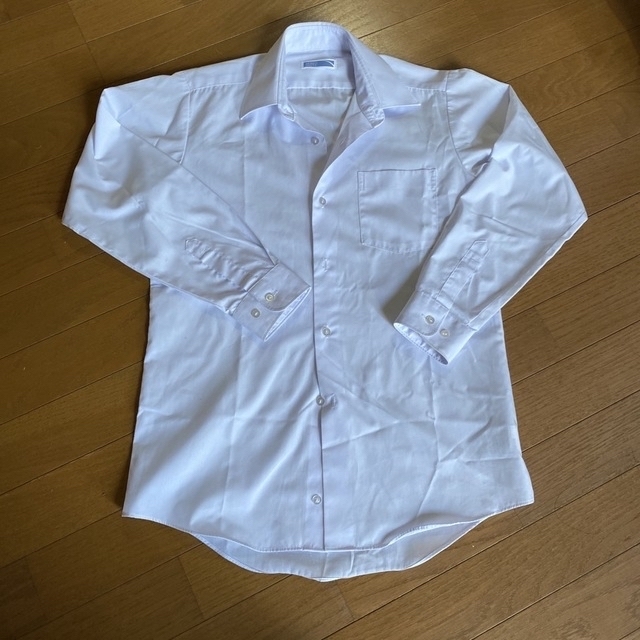 男の子　ワイシャツ　白　150 長袖　1枚 キッズ/ベビー/マタニティのキッズ服男の子用(90cm~)(Tシャツ/カットソー)の商品写真