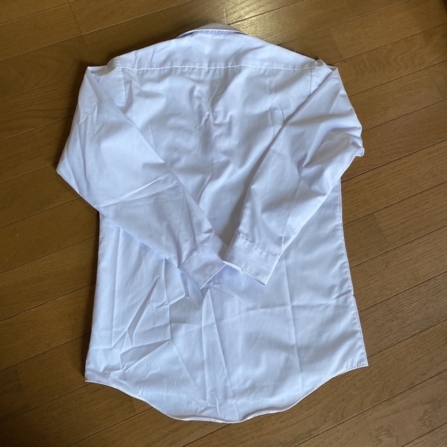 男の子　ワイシャツ　白　150 長袖　1枚 キッズ/ベビー/マタニティのキッズ服男の子用(90cm~)(Tシャツ/カットソー)の商品写真